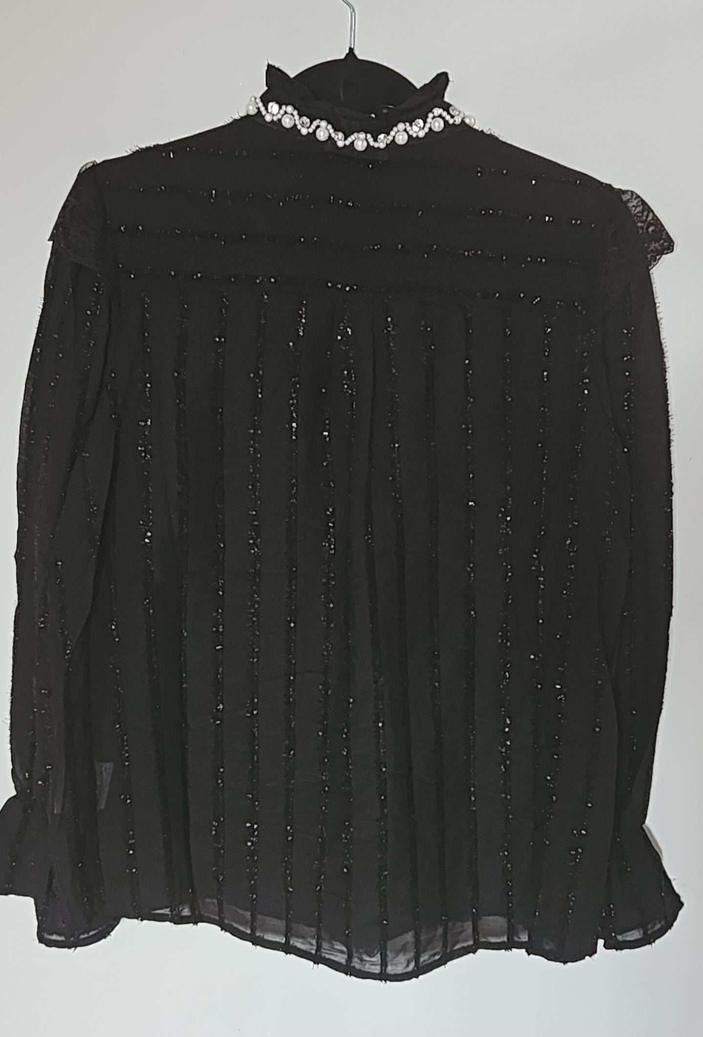 Chemise dentelle col perles