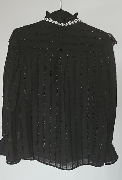 Chemise dentelle col perles