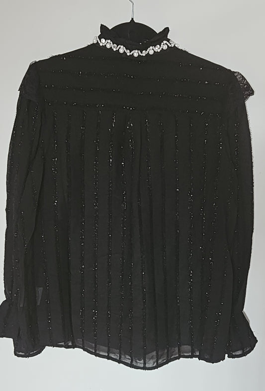 Chemise dentelle col perles