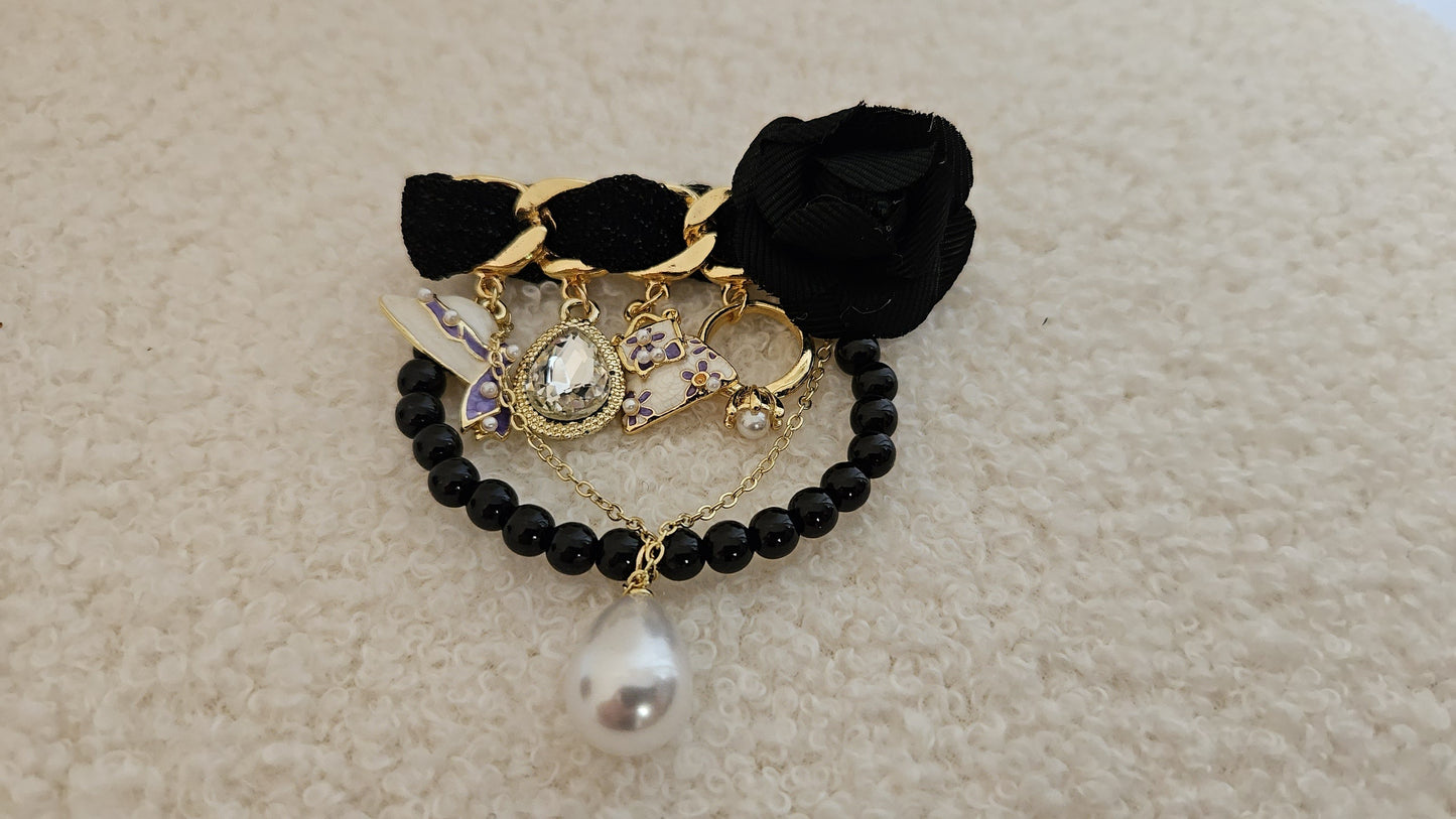 Broche fleurs et breloques