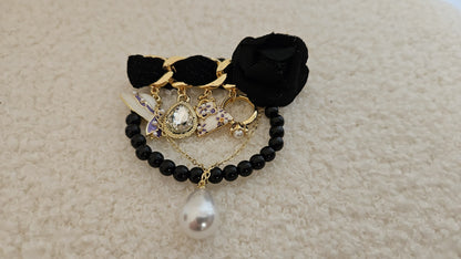 Broche fleurs et breloques