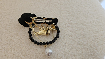 Broche fleurs et breloques