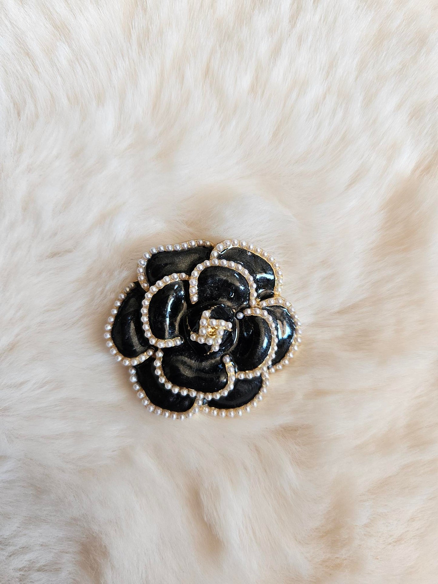Broche camélia noire