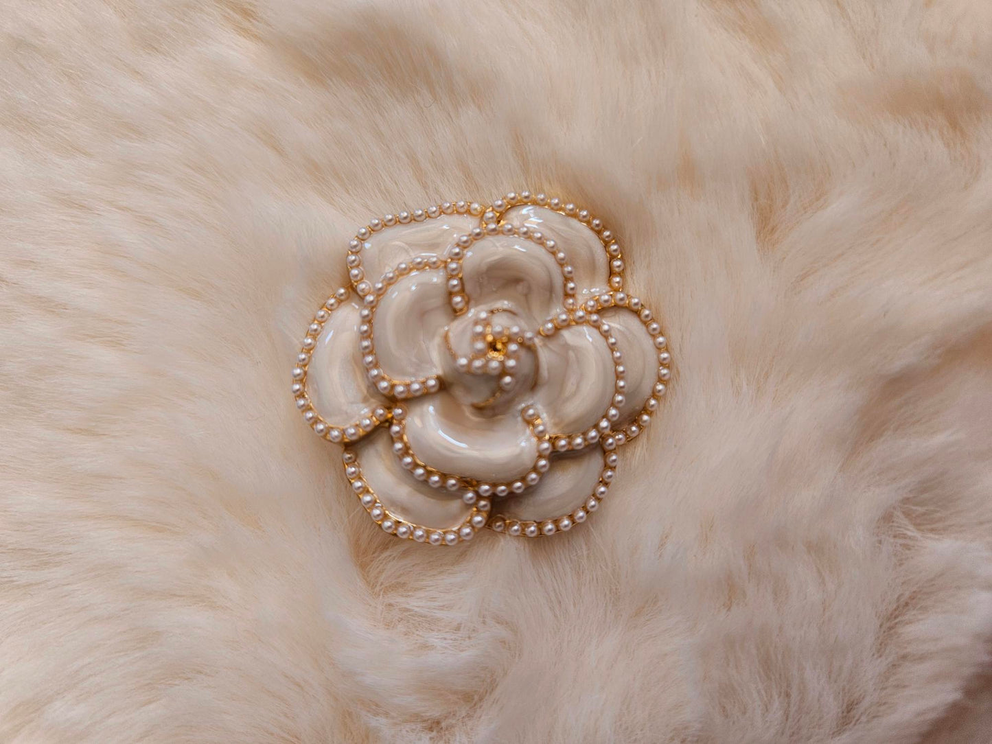 Broche camélia blanche