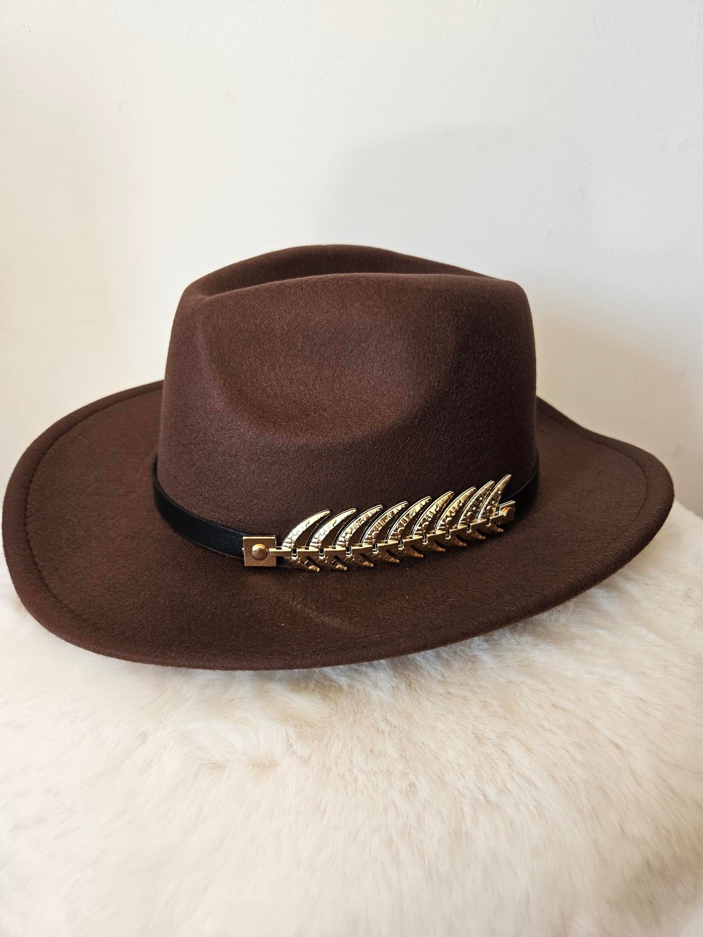 Chapeau plume or