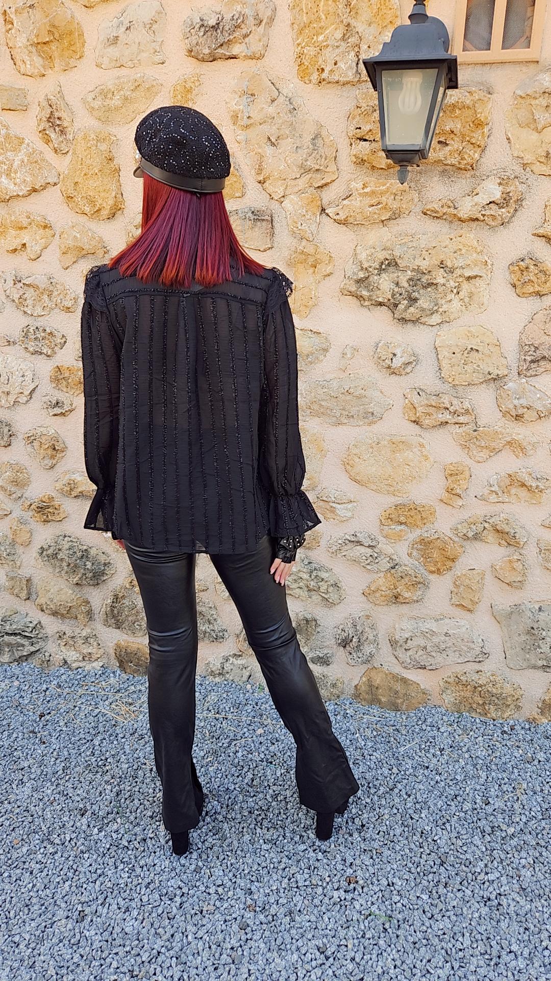 Chemise dentelle col perles